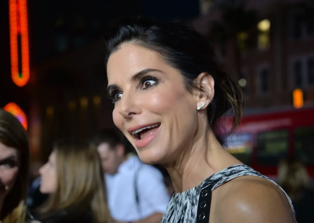 Vtipně se tvářící Sandra Bullock