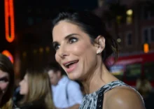 Vtipně se tvářící Sandra Bullock