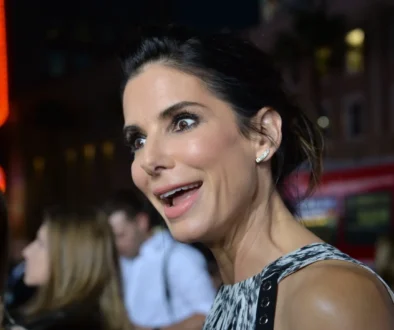 Vtipně se tvářící Sandra Bullock