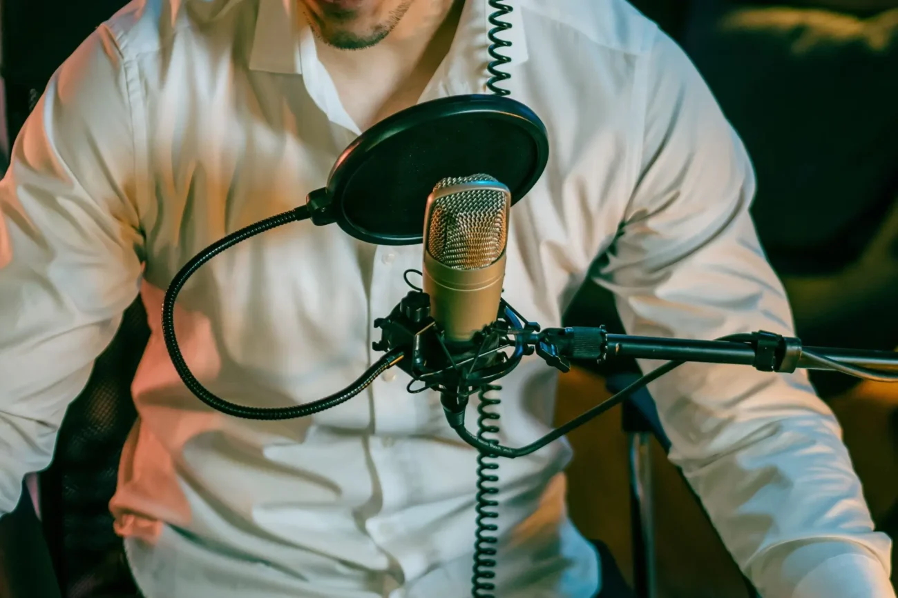 Shutterstock_2371951755 | TVGURU.cz dabér ve studiu u mikrofonu