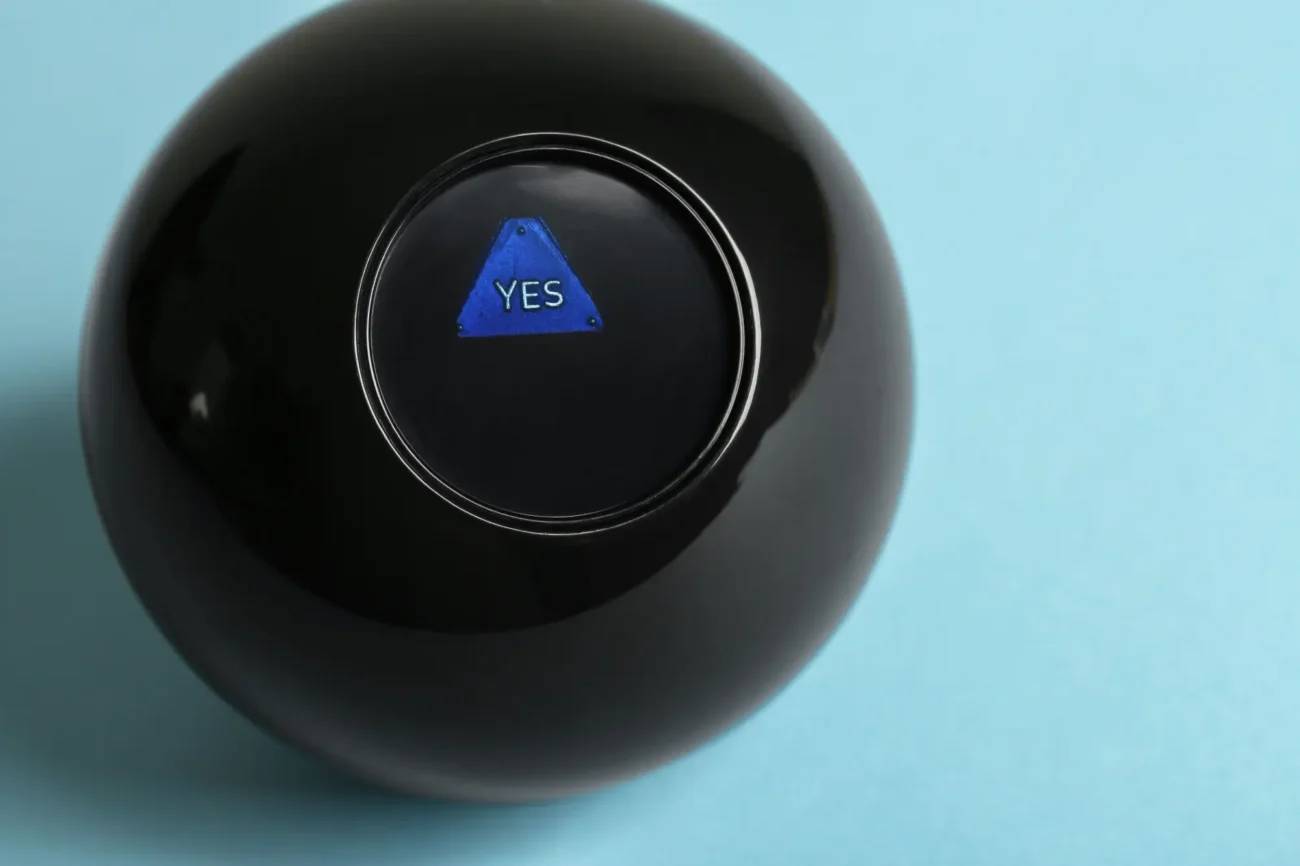 Shutterstock_2430933513 | TVGURU.cz Magic 8 Ball s odpovědí yes