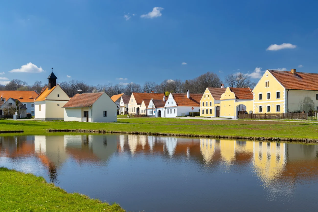 shutterstock_2422115611 1 | TVGURU.cz Česká vesnice s rybníčkem.