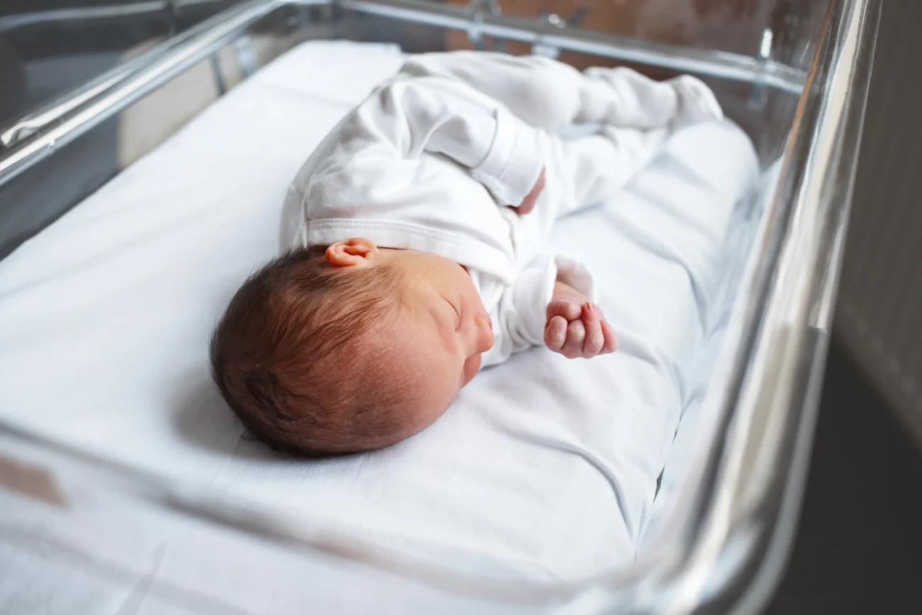 shutterstock_1648751779 1 | TVGURU.cz Novorozeně.