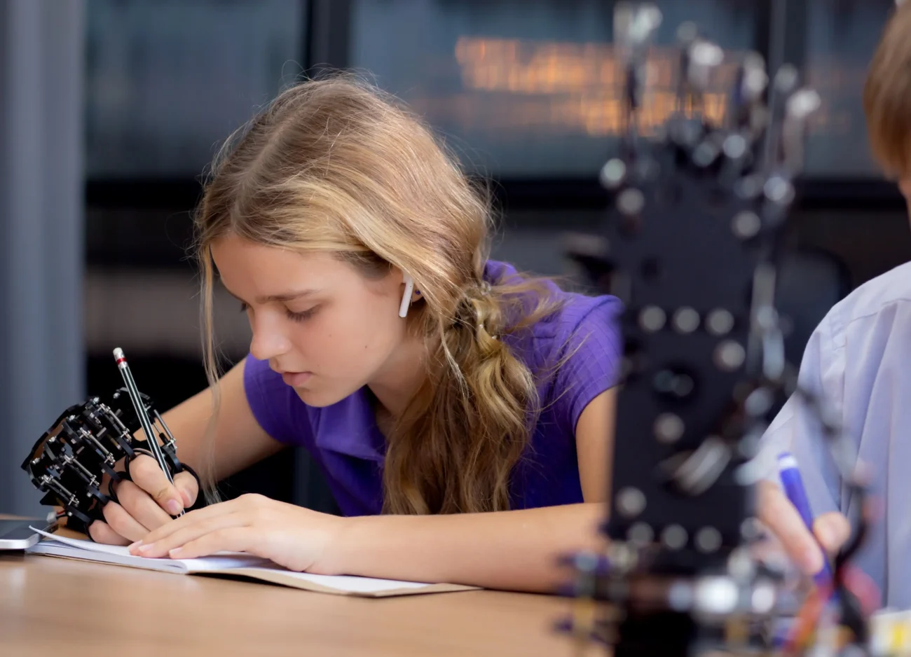 Holčička si něco zapisuje. 