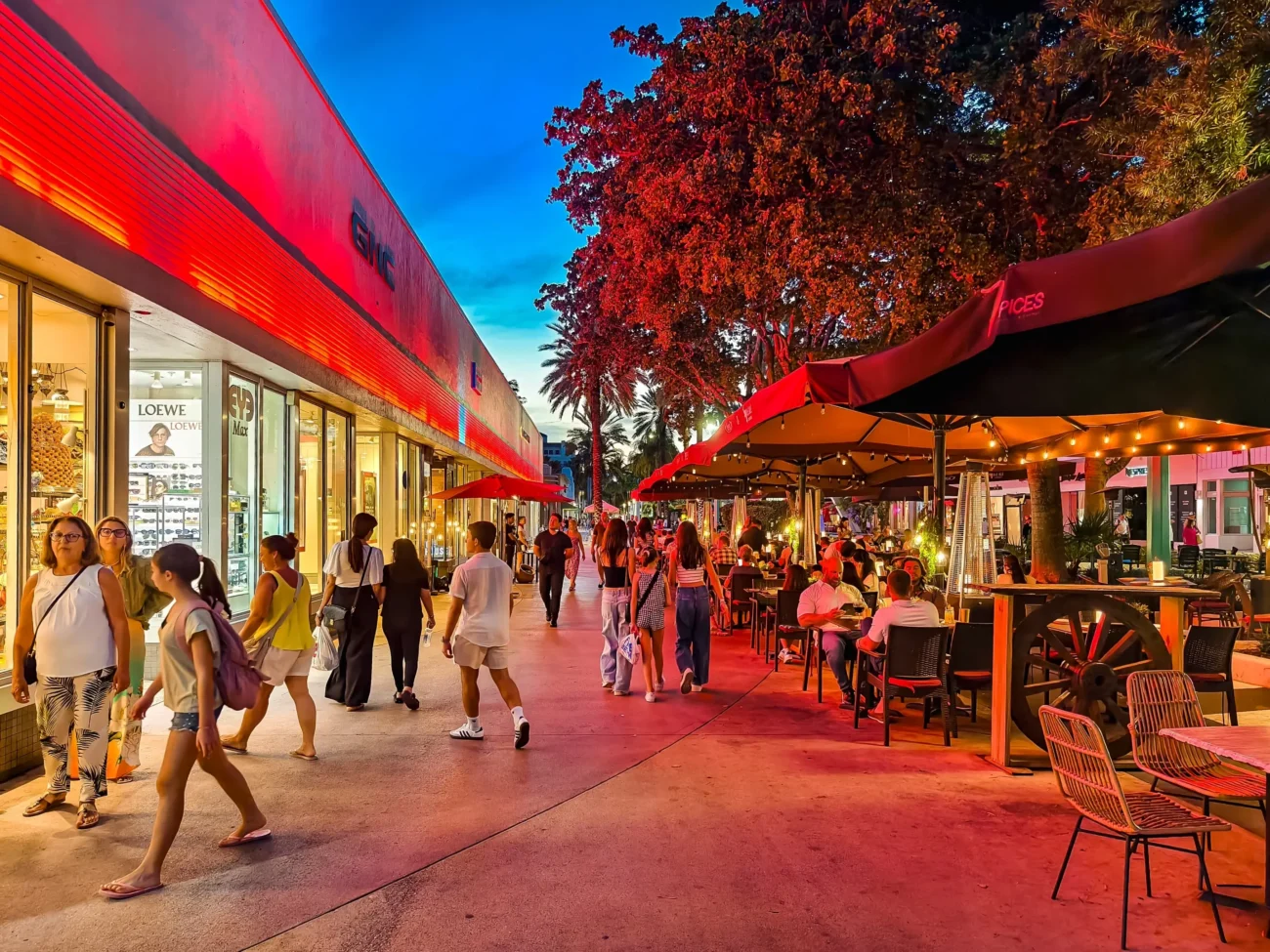 shutterstock_2598862185-2 | TVGURU.cz Lidé chodí po ulici.