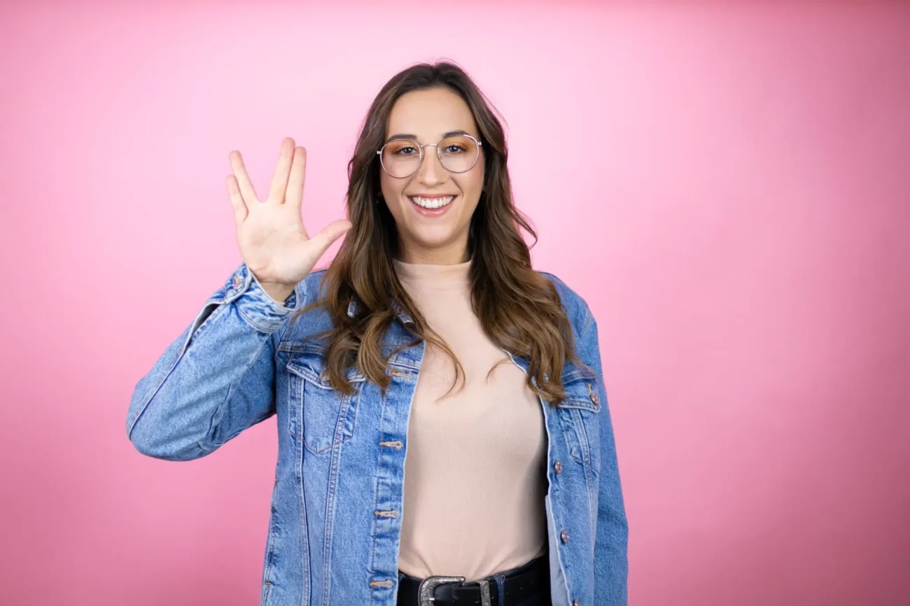 Shutterstock_2577886263 | TVGURU.cz žena která ukazuje vulkánský pozdrav