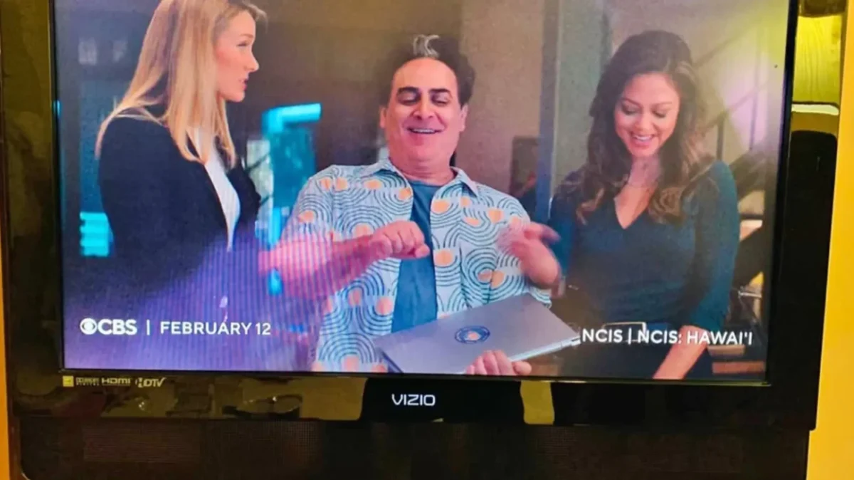 hraje seriál v televizi