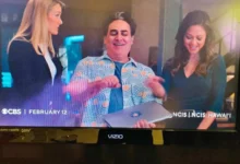 hraje seriál v televizi