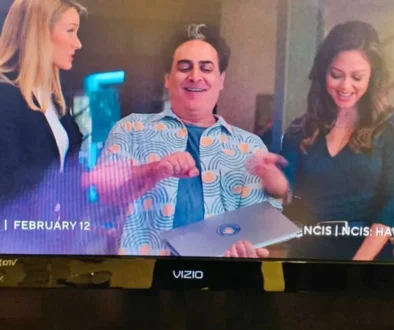 hraje seriál v televizi