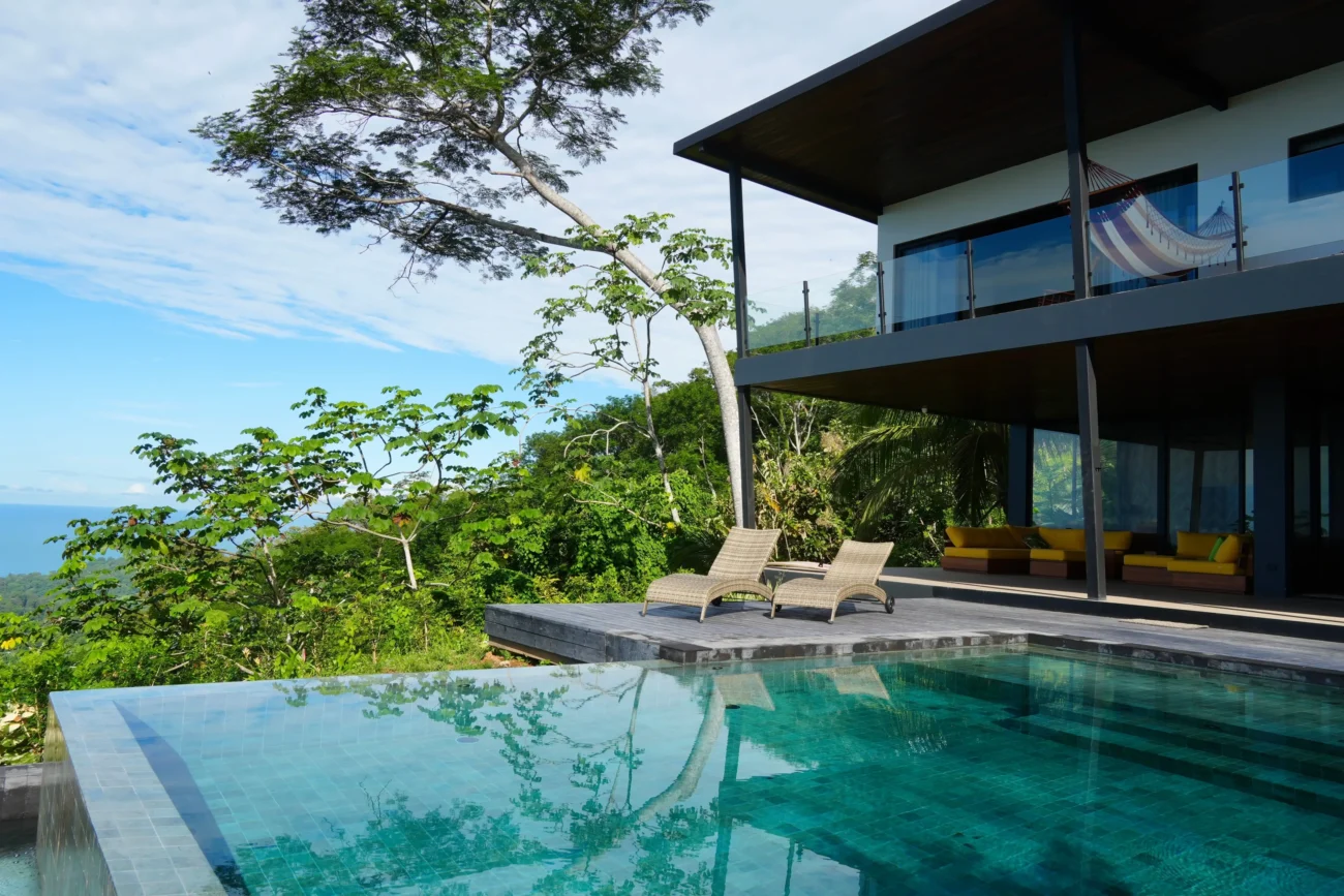 shutterstock_2543088919 1 | TVGURU.cz Tropická vila na ostrově.