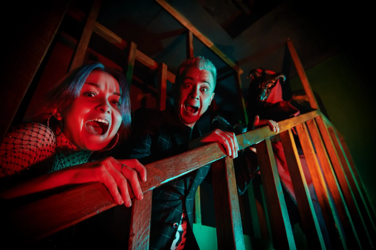 shutterstock_2648048351 1 1 | TVGURU.cz Skupina mladých lidí stojí na schodech a vyděšeně křičí.