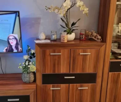 televizní stěna v obýváku doma se zapnutou televizí