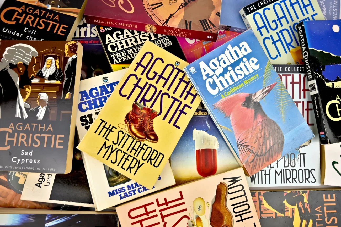 shutterstock_2376323855-2 | TVGURU.cz Na stole leží knihy Agathay Christie.