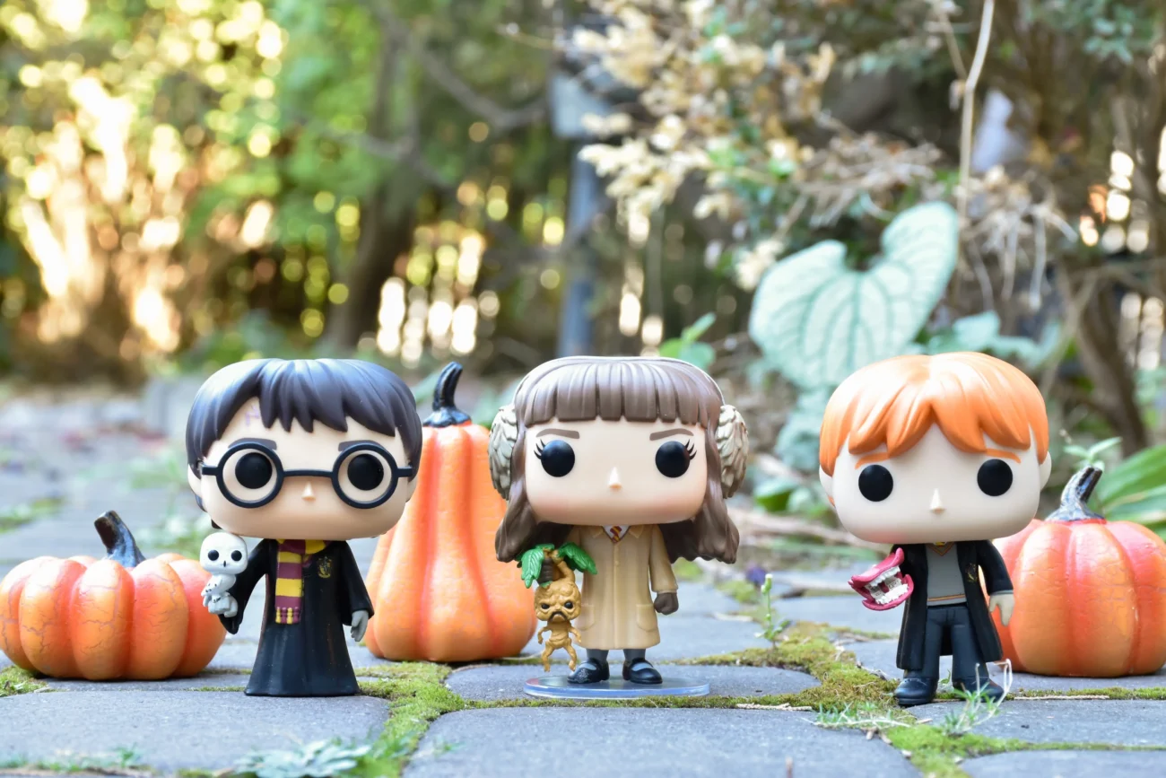 Figurky Harryho Pottera stojí na chodníku. 