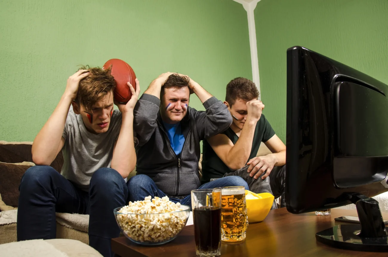 shutterstock_762996127-2 | TVGURU.cz Muži se chytají za hlavu u televize.