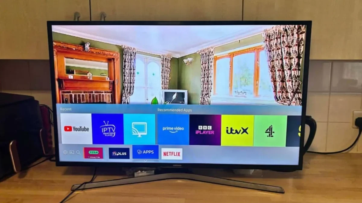 tv s netflixem na stole