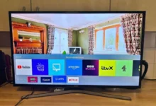 tv s netflixem na stole