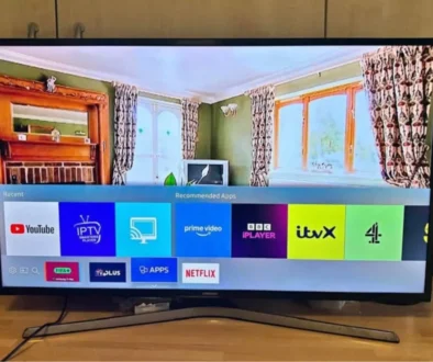 tv s netflixem na stole