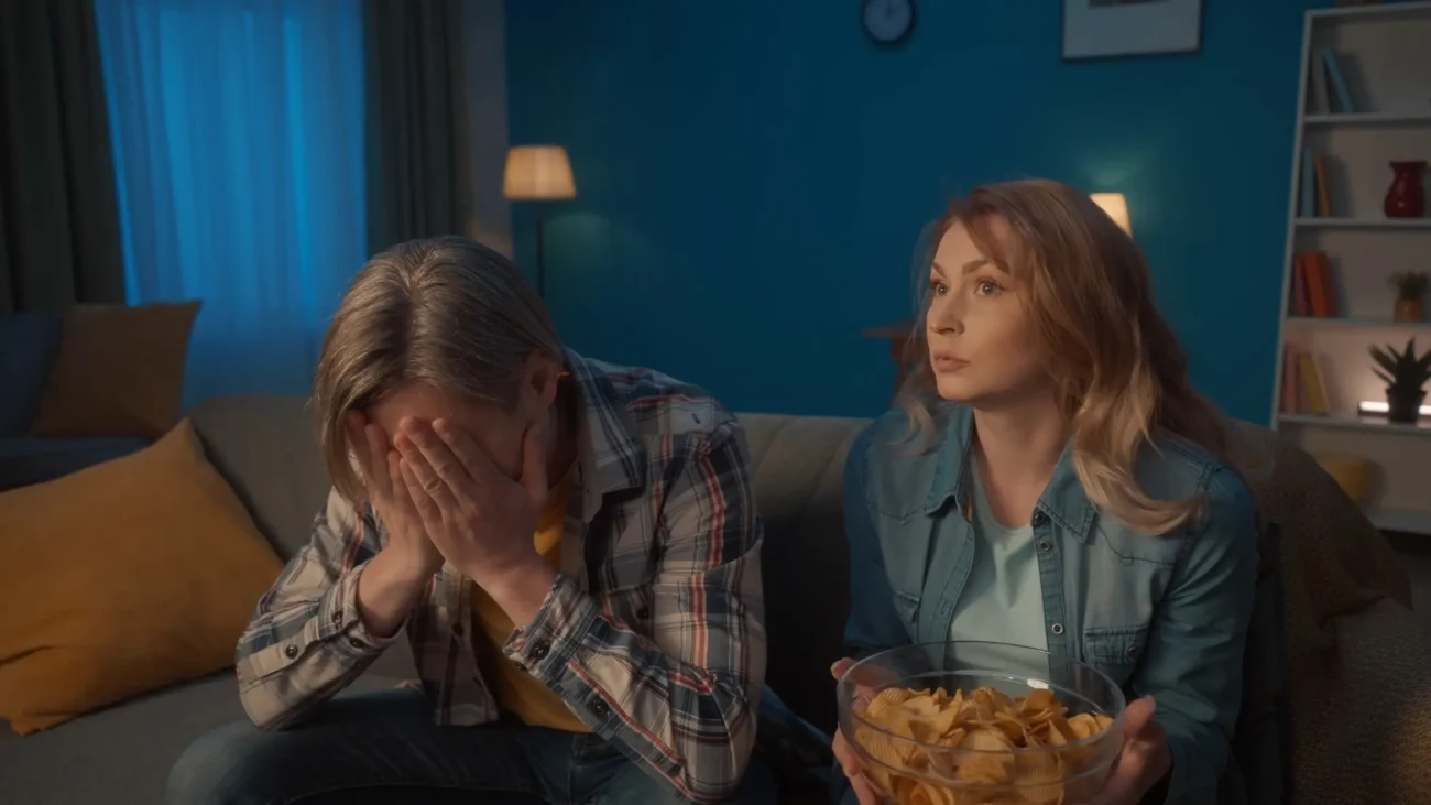 Ženy sedí na gauči. 