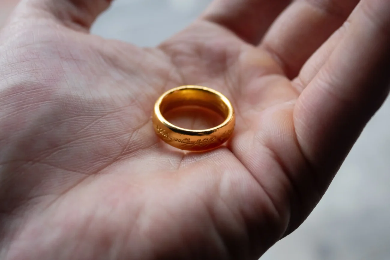 shutterstock_2389620499-2 | TVGURU.cz Na ruce je položený prsten.