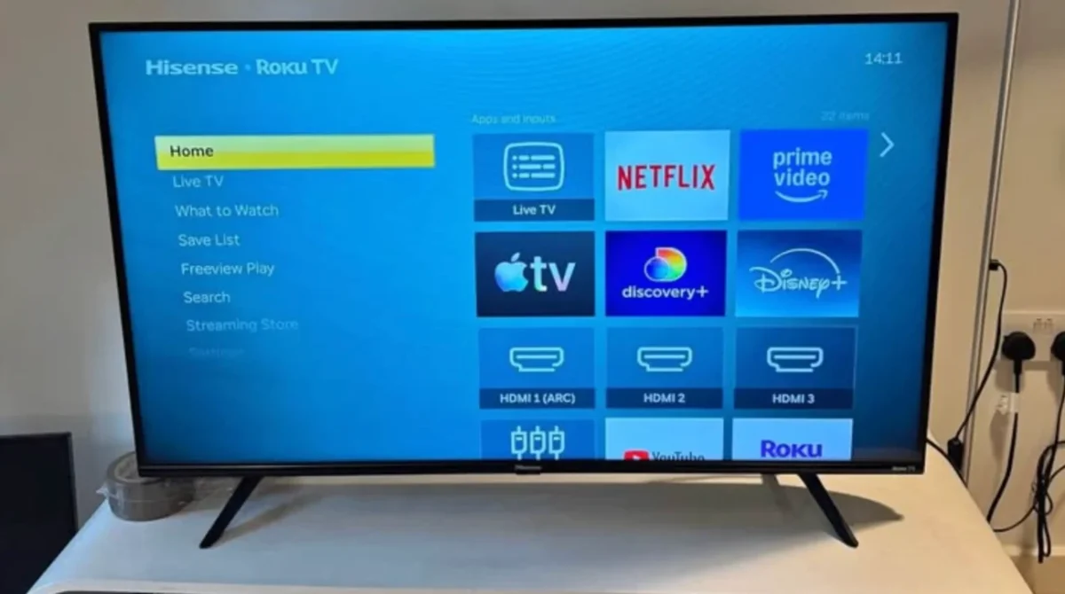 televize na podstavci zapnutá