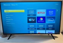 televize na podstavci zapnutá