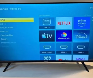 televize na podstavci zapnutá