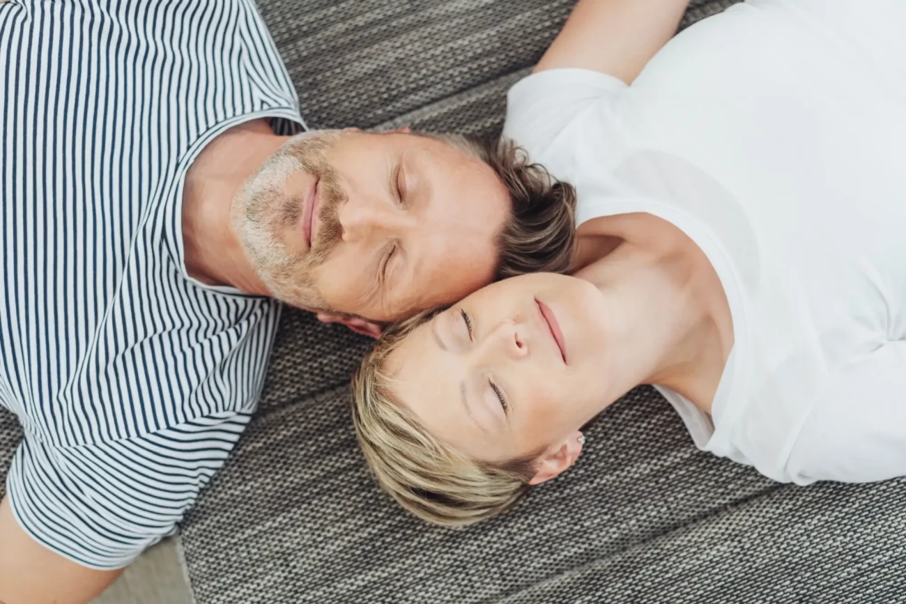 muž a žena leží hlavami k sobě