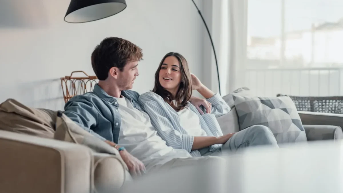 žena a muž na gauči, povídají si