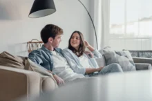 žena a muž na gauči, povídají si