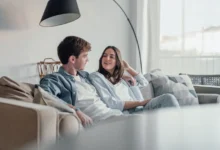 žena a muž na gauči, povídají si