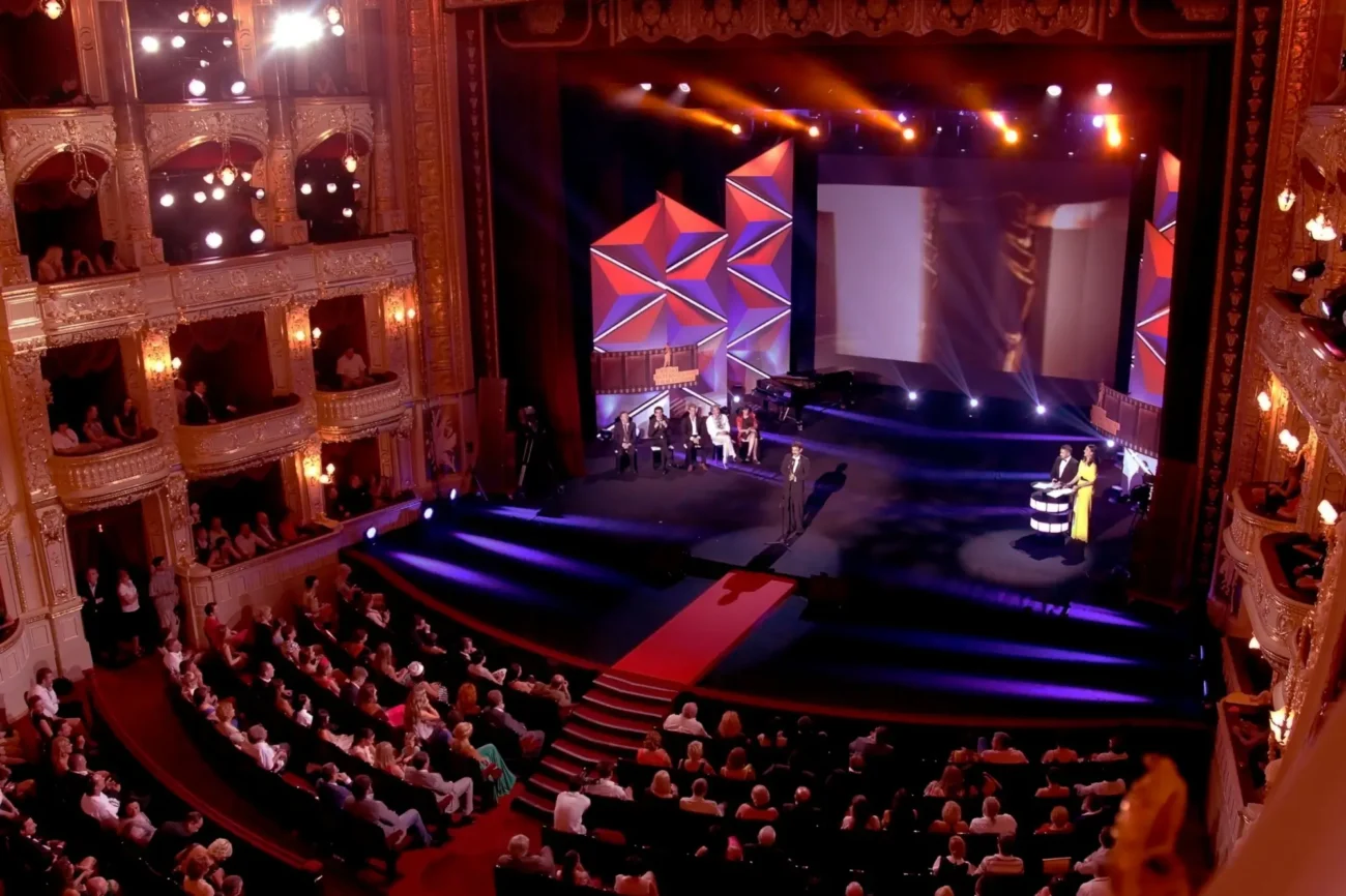 Shutterstock_561835204 | TVGURU.cz sál s diváky, oceňování filmu