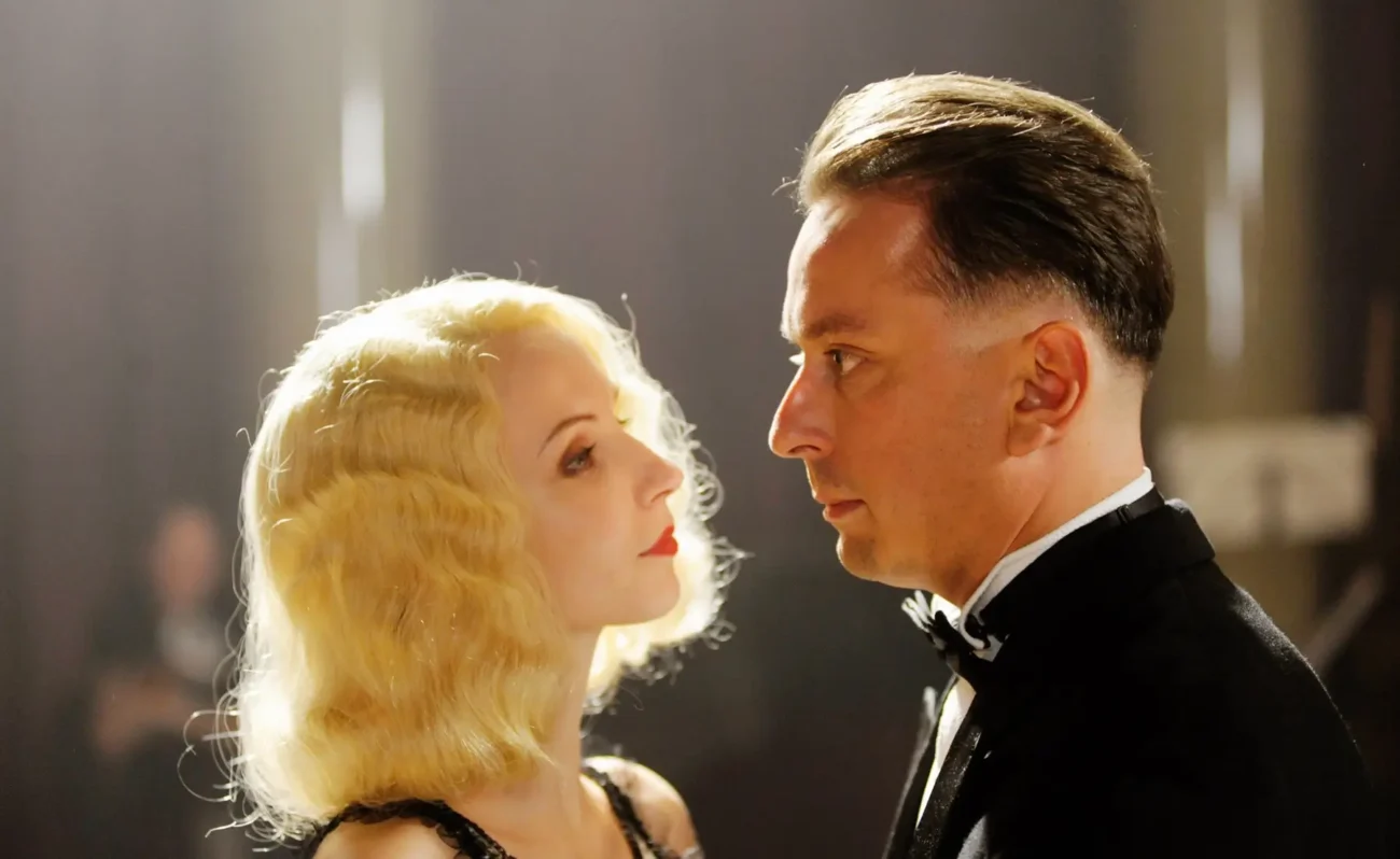 Jana Plodková s dalším hercem ve filmu Protektor