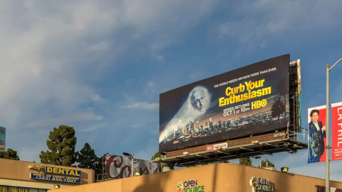 billboard propagující seriál Larry, kroť se!