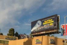 billboard propagující seriál Larry, kroť se!