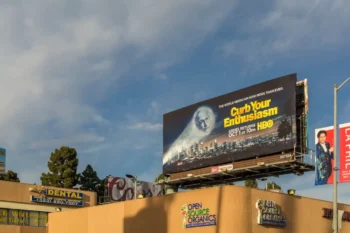 billboard propagující seriál Larry, kroť se!