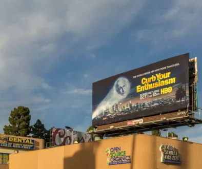 billboard propagující seriál Larry, kroť se!