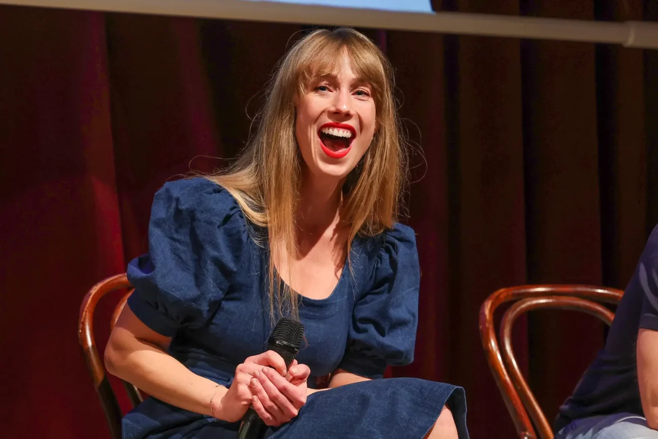 profimedia-0849394336 | TVGURU.cz Aneta Krejčíková sedí na židli a směje se.