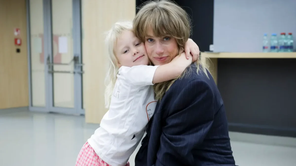 Aneta Krejčíková v objetí holčičky