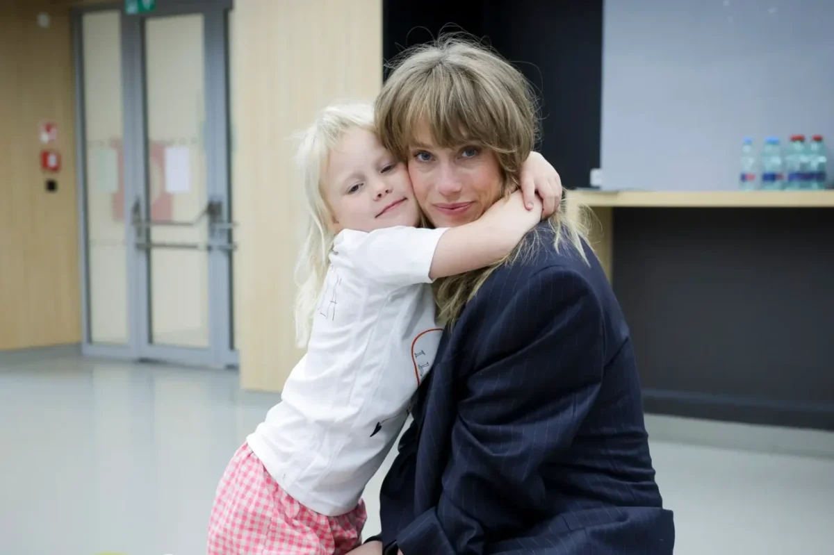 Aneta Krejčíková v objetí holčičky