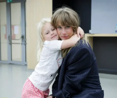 Aneta Krejčíková v objetí holčičky