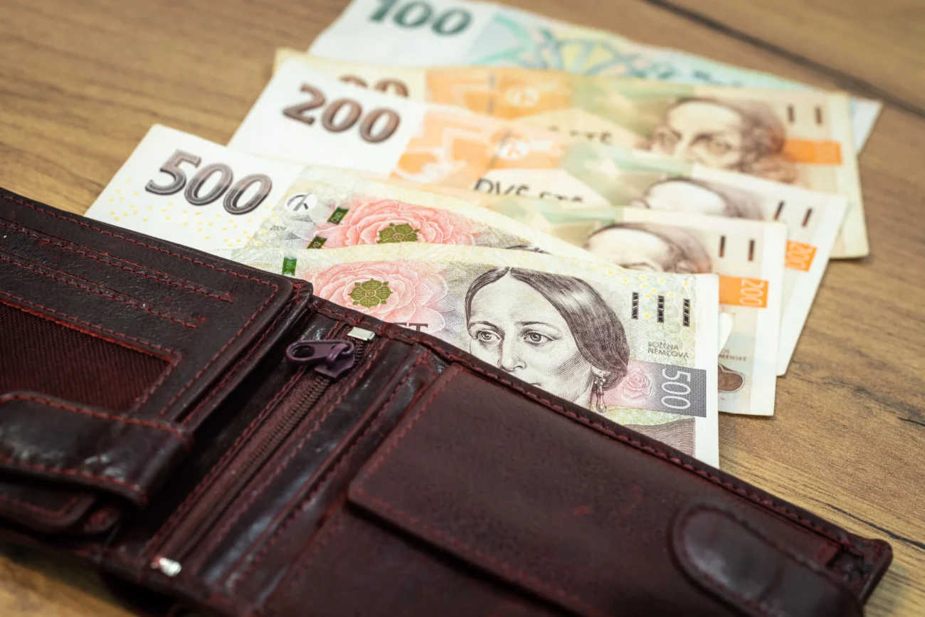 shutterstock_2212304417-2 | TVGURU.cz Na stole leží peněženka a peníze.