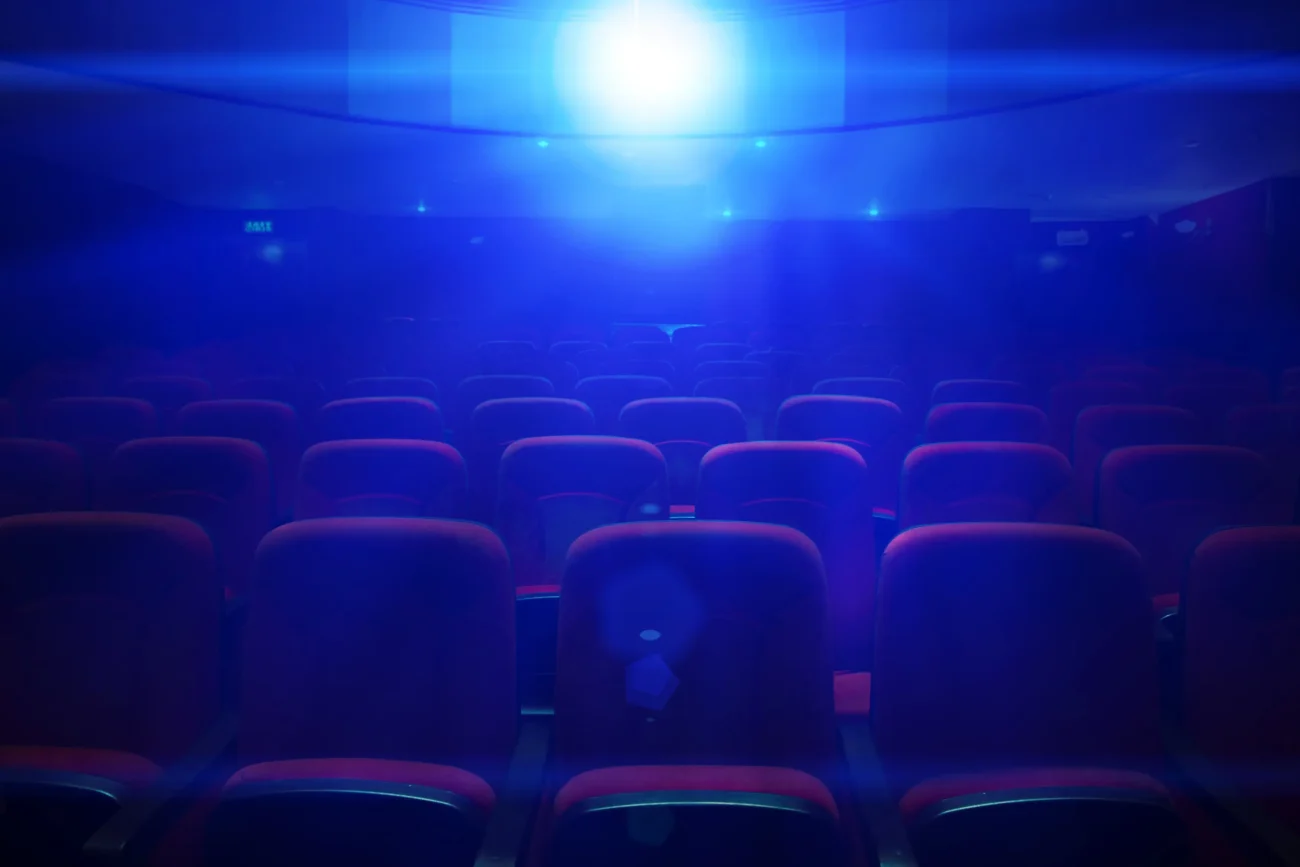 Pohled na osvícený sál v kině. 