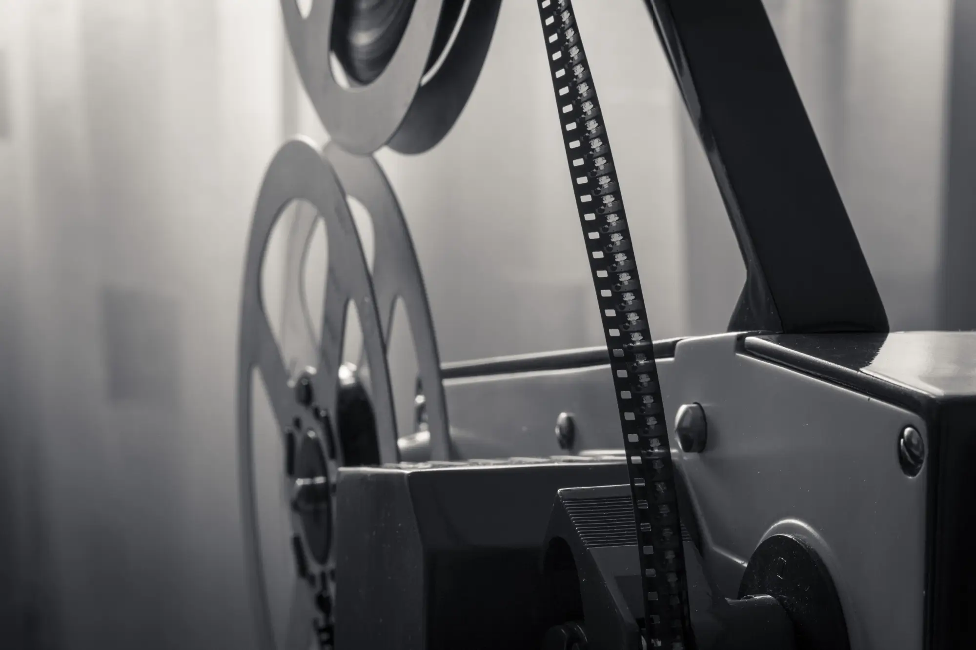 detailní fotka staré filmové kamery s rolí filmu