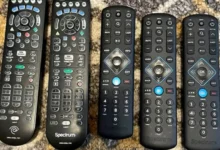 pět ovladačů od televize