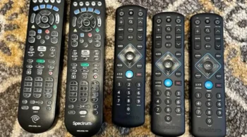 pět ovladačů od televize