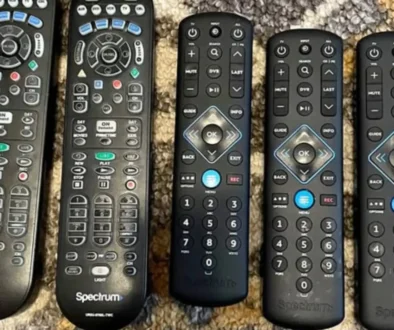 pět ovladačů od televize