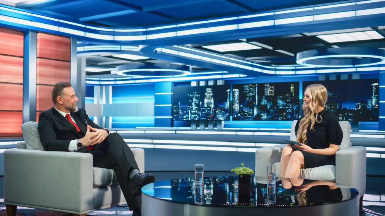 Diskuzní pořad ve studiu v televizi. 