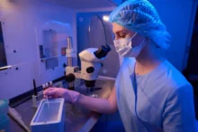 žena v medicínské laboratoři