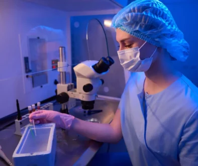 žena v medicínské laboratoři